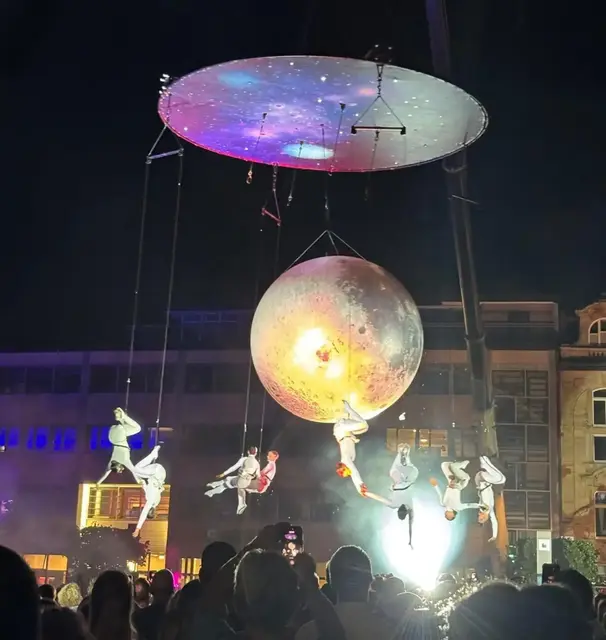 Ein Sommernachtstraum: Am ersten Abend des "Alles Muss Raus!"-Festivals 2026 zeigt die spanische Gruppe Zenit Aerial Ballet spektakuläre Luftakrobatik auf dem Stiftsplatz | Foto: Anne Paschen/gratis