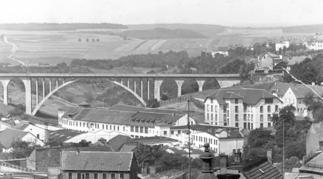 Ein Rundgang durch den Strecktalpark zeigt, wie eng Pirmasens mit Leder und Schuhen verbunden war. | Foto: Stadt Pirmasens