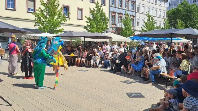 Die spektakulären Riesenkrabben von „Crabulous!“ ziehen durch die Innenstadt und sorgen für staunende Blicke | Foto: Monika Klein