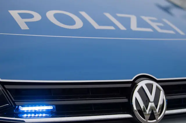 Beim Überprüfen der Daten stellte sich heraus, dass gegen den Mann ein offener Haftbefehl vorliegt. (Symbolbild) | Foto: Lino Mirgeler/dpa