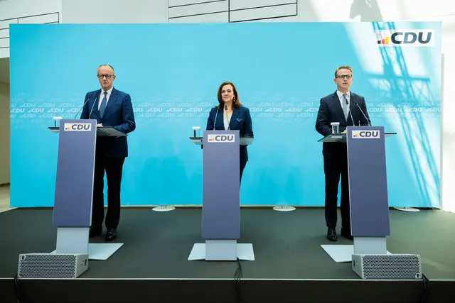 Bundeskanzler Friedrich Merz bedauert die Hängepartie um das Verkehrsressort, hier mit Franziska Hoppermann, der neuen CDU-Generalsekretärin, und Carsten Linnemann, dem designierten Bundesgesundheitsminister. | Foto: Christoph Soeder/dpa