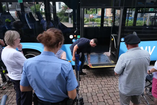 Mit dem Rollator sicher über die Straße kommen und im Bus richtig einsteigen: Genau das wurde in Annweiler trainiert. | Foto: KV SÜW