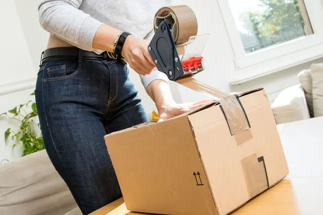 Onlineshops in Mietwohnungen: Die Angabe der Wohnanschrift im Impressum ist allein kein Verstoß gegen die Wohnnutzung. | Foto: Christin Klose/dpa-mag