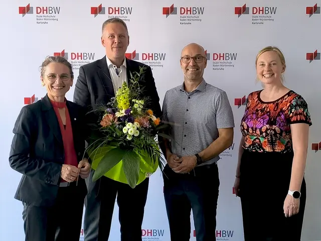 Gratulation an den neuen Rektor der DHBW Karlsruhe, Prof. Dr. Roland Küstermann. (V.l.n.r.: Prof. Dr. Martina Klärle, Präsidentin der DHBW, Prof. Dr. Roland Küstermann, Prof. Dr. Stephan Schenkel und Martina Rebel, Vorsitzende des Örtlichen Hochschulrats.  | Foto: Bildrechte: DHBW KA//STE