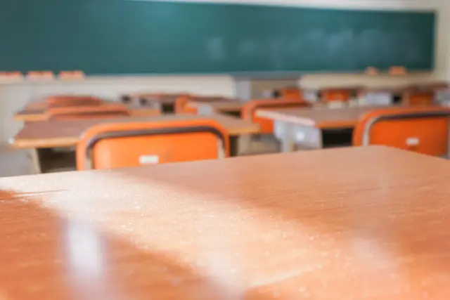 Zum Schulstart wird der Schulweg sicherer, wenn Route und Gefahrenstellen vorher gemeinsam geübt werden und Kinder Schritt für Schritt selbstständiger laufen können. | Foto: maroke/stock.adobe.com