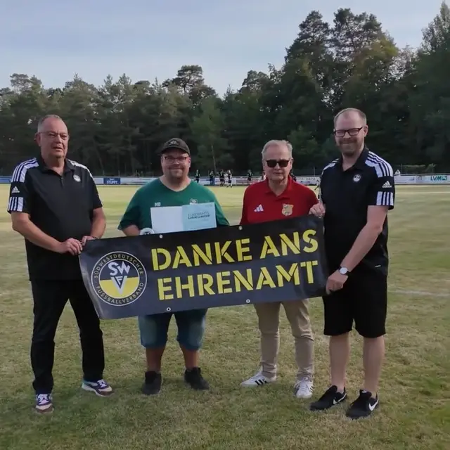 Marc-Oliver Schwartz (2. von links) wurde mit dem DFB-Ehrenamtspreis ausgezeichnet | Foto: red