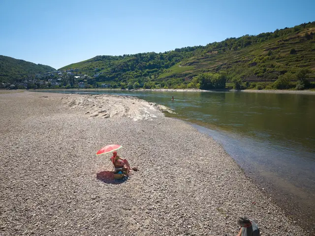 Die Wasserstände im Rhein sind sichtlich niedriger.  | Foto: Thomas Frey/dpa