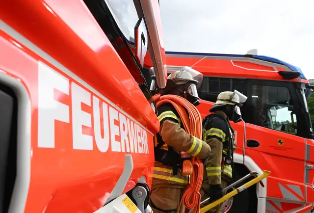 Die Feuerwehr ist vor Ort, um den Lagerhallenbrand zu löschen. (Symbolbild) | Foto: Bernd Weißbrod/dpa