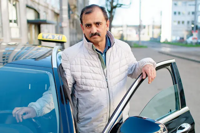 Taxifahrer Muhammad A. steht mit seinem Taxi an der Stelle in Mannheim, an der er mit seinem Auto den Amokfahrer stoppte. (Archivbild) | Foto: Uwe Anspach/dpa
