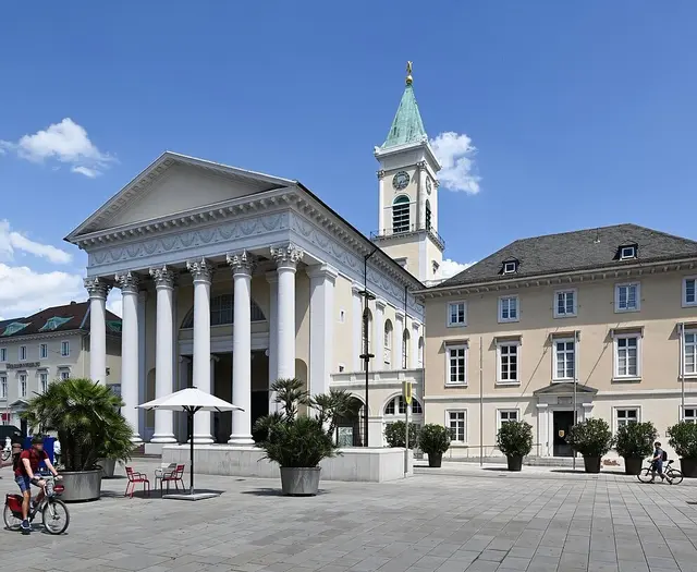 Wer an heißen Tagen eine Pause im Kühlen braucht, findet in Karlsruhe mehrere offene Kirchen und andere Orte zum Durchatmen. | Foto: Auch die Evangelische Stadtkirche nimmt wieder an der Aktion „Coole Kirche“ teil. | Stadt Karlsruhe, Monika Müller-Gmelin