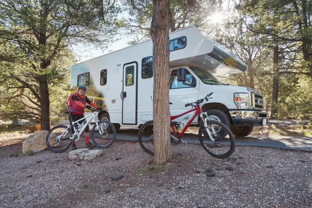 Beim Campingurlaub mit Wohnwagen wird die Reiseplanung mit dem E-Auto schneller zur Rechenaufgabe. Entscheidend sind Anhängelast, Stützlast und Ladepunkte, an denen das Gespann wirklich Platz hat. | Foto: Gottfried Reidler/stock.adobe.com