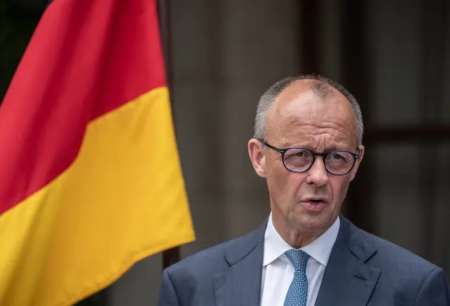 Bundeskanzler Friedrich Merz hat Kritik an der Rechtsstaatlichkeit eines Verfahrens in Stuttgart-Stammheim gegen Pro-Palästina-Aktivisten zurückgewiesen. | Foto: Michael Kappeler/dpa