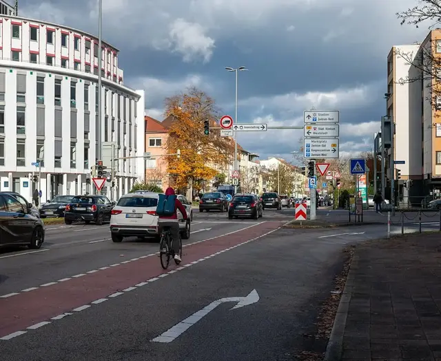 Wer durch die Kriegsstraße oder die Reinhold-Frank-Straße fährt oder dort wohnt, muss sich auf längere Einschränkungen durch Bauarbeiten einstellen. | Foto: Am Knoten Kriegs-, Brauer- und Rheinhold-Frank-Straße stehen Verkehrs- und Versorgungsinfrastruktur zur Erneuerung an. | Stadt Karlsruhe, Monika Müller-Gmelin
