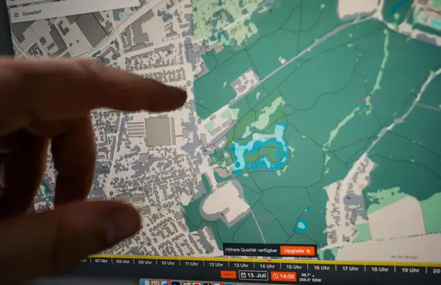 Auf "Shademap.app" lassen sich Schattenverläufe abhängig von der Uhrzeit simulieren - auf Wunsch auch in 3D-Häuseransicht oder mit Satellitenbildern.  | Foto: dpa
