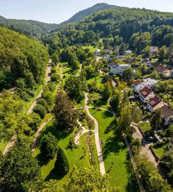 Der 1,5 Kilometer lange Rundweg in der Markwardanlage in Annweiler am Trifels trägt erneut das Siegel „Barrierefreiheit geprüft“. | Foto: Verein SÜW Annweiler am Trifels, Dominik Ketz
