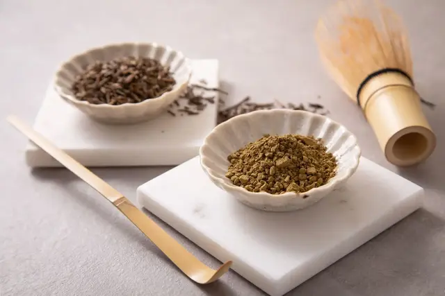 Matcha-Alternative: Hojicha-Pulver ist eine pulverisierte Form von Hojicha-Tee, einer traditionellen Sorte aus Japan, die aus gerösteten Grünteeblättern hergestellt wird. | Foto: dpa
