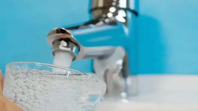 Beim Sport zählt zuerst genug Flüssigkeit. Mineral- und Heilwässer können je nach Zusammensetzung zusätzlich Magnesium, Hydrogencarbonat und Natrium liefern. | Foto: jozsitoeroe/stock.adobe.com