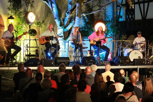 Friends United bringen am 15. August 2026 die größten 80er-Hits unplugged auf die Open-Air-Bühne im Innenhof des Theodor-Zink-Museums in Kaiserslautern | Foto: Alexander Roth/gratis