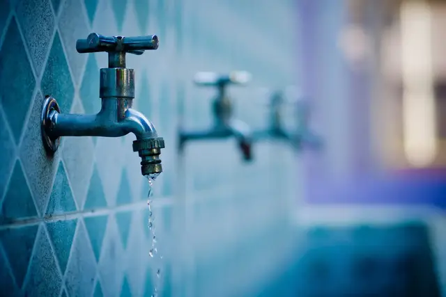 Symbolfoto: Bei großer Hitze können Wasser und ein Hinweis auf eine kühle Anlaufstelle helfen, Kreislaufprobleme bei obdachlosen Menschen zu vermeiden. | Foto: waranyu/stock.adobe.com
