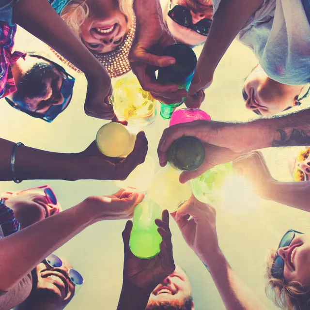 Mit Musik, kühlen Getränken und sommerlicher Atmosphäre gehört der Apéro-Treff zu den regelmäßigen Veranstaltungen im Jubiläumsjahr „750 Jahre Kaiserslautern“ | Foto: Rawpixel.com/stock.adobe.com