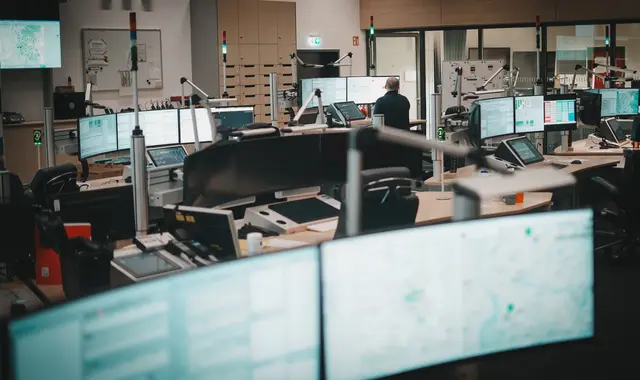 In der Leitstelle laufen Notrufe ein. Das neue System soll die Koordination von Feuerwehr und Rettungsdienst unterstützen. | Foto: Stadt Mannheim