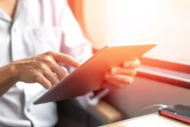 Wenn Kinder am Tablet oder Smartphone Videos schauen, hilft oft eine klare Familienroutine mit festen Zeitfenstern statt reiner Verbote. | Foto: Khunatorn/stock.adobe.com