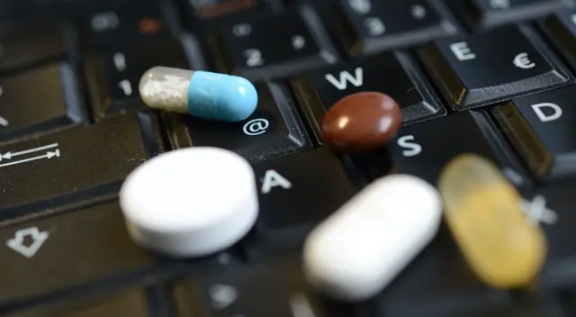 Wer Medikamente im Internet bestellen will, wirft vorher lieber einen Blick ins Impressum der Internetseite. | Foto: Franziska Kraufmann/dpa/dpa-mag