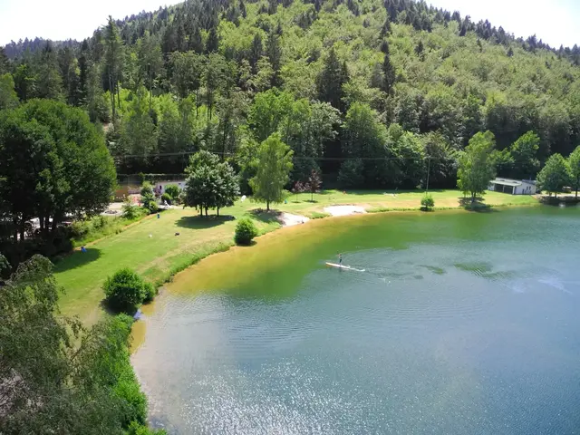 Stand-Up-Paddeln im Clausensee. Um den Campingplatz Clausensee herrscht eine himmlische Ruhe.  | Foto: Camping Clausensee