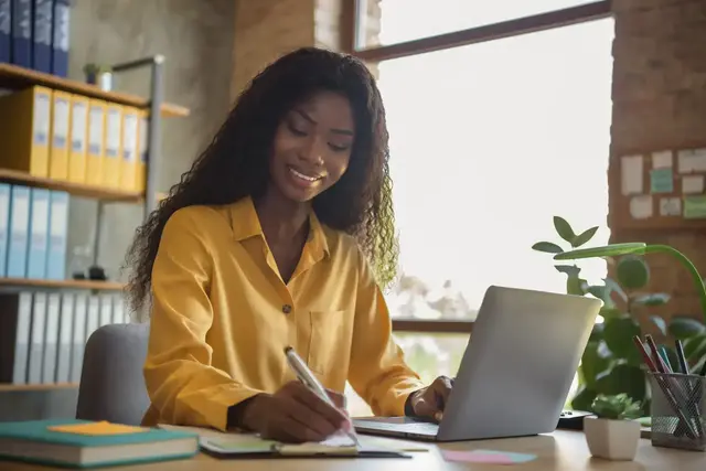 Arbeiten im Homeoffice wird bei Hitze schnell anstrengend. Mit Sonnenschutz, richtigem Lüften und kleinen Pausen lässt sich die Belastung im Alltag spürbar senken. | Foto: deagreez/stock.adobe.com