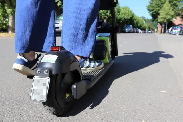 Wer in Landau mit dem E-Scooter unterwegs ist, muss Radwege nutzen und in der Fußgängerzone schieben. | Foto: Stadt Landau