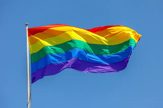 Die Pride-Flagge am Stadthaus in Speyer soll in dieser Woche ein sichtbares Zeichen gegen Hass und Ausgrenzung setzen. | Foto: Francisco/stock.adobe.com