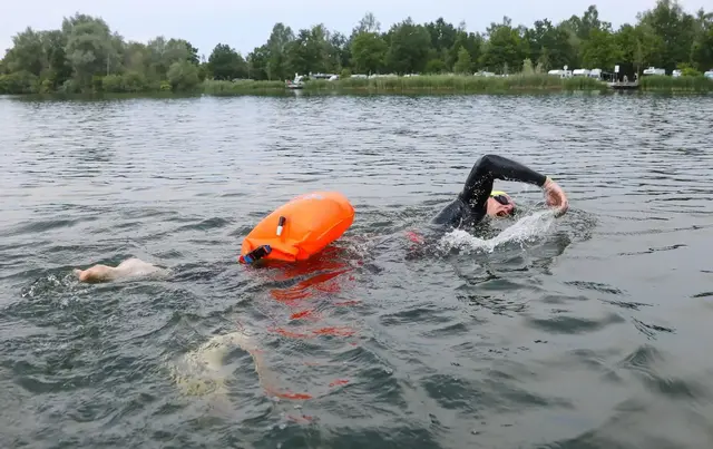 Sicherer im Freiwasser schwimmen: Praktisch, aber keine «Lebensversicherung»: An der Boje kann man sich bei Erschöpfung kurz festhalten – trotzdem bleiben Strömung und Schiffsverkehr gefährlich. | Foto: dpa