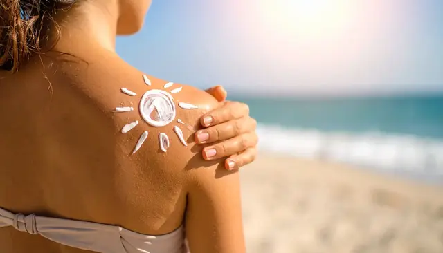 Auf der Online-Plattform Temu gibt es Sonnencremes zu kaufen, die jedoch nicht vor UV-Strahlung schützen. | Foto: kanako/stock.adobe.com
