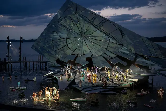 Szene aus der Oper «La Traviata» auf der Bregenzer Seebühne. (Archivfoto)  | Foto: Gian Ehrenzeller/KEYSTONE/dpa