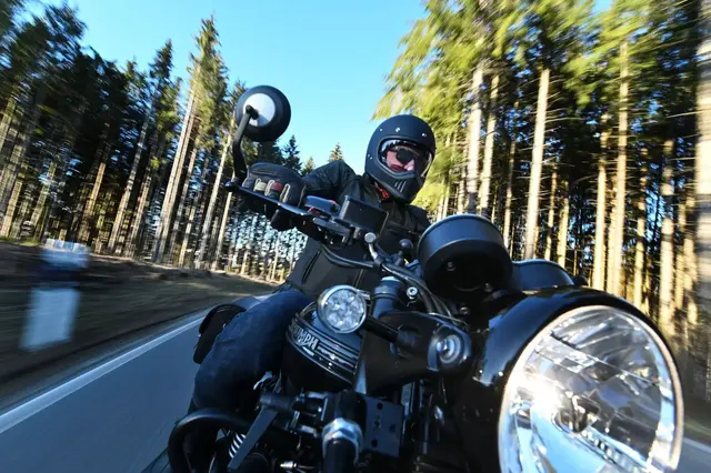 Hitzetipp: Lieber eine längere Landstraßenstrecke mit Fahrtwind wählen, als in einen möglichen Stau auf der Autobahn zu geraten.  | Foto: dpa