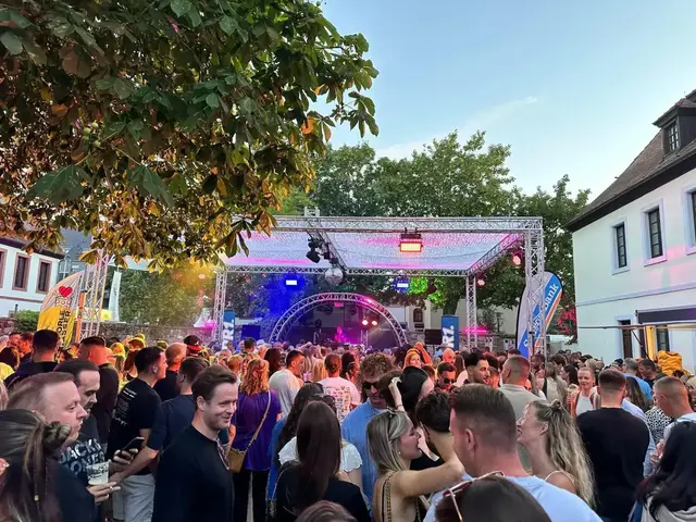 Feiern, was das Zeug hält: Das Altstadtfest zog im Jubiläumsjahr wieder Tausende Besucher an | Foto: Ralf Vester