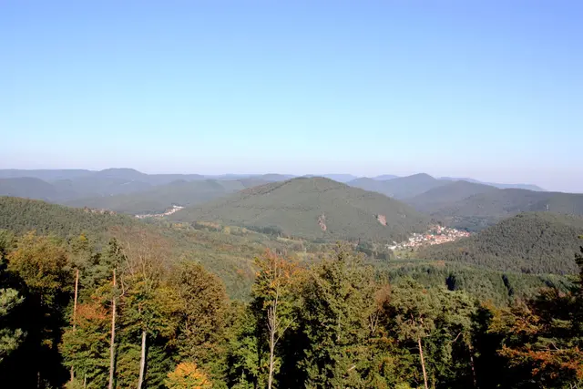 Aussicht vom Hühnerstein auf dem Premiumwanderweg Schusterpfad in Hauenstein über die hügelige Landschaft des Wasgaus | Foto: Jens Vollmer