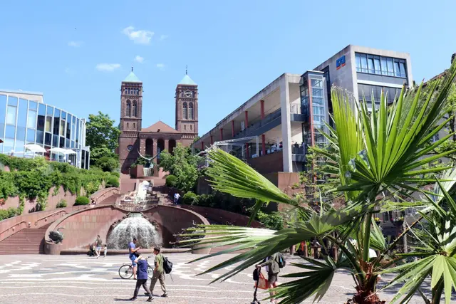 Am Platz vor dem Alten Rathaus sprudelt der Schloßbrunnen derzeit nicht, weil am Boden gearbeitet wird. | Foto: Stadt Pirmasens