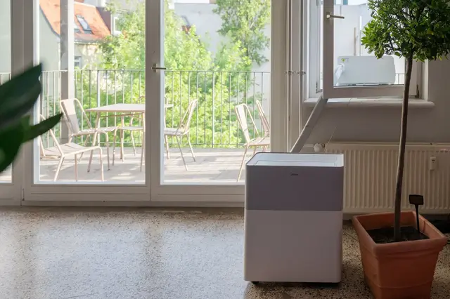 Mobile Split-Klimaanlagen wie diese sind derzeit schwer zu bekommen und wegen der Nachfrage teurer geworden. Das nutzen Betrüger aus, um Suchenden Geräte unterzujubeln, in denen nichts anderes als einfache Ventilatoren stecken. | Foto: dpa