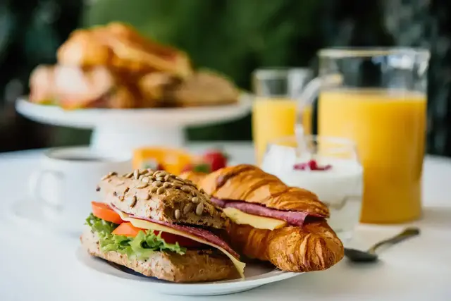 Frühstück, Gespräche und Beratung: Beim Marktfrühstück auf dem Donnerstagsmarkt gibt es neben Süßem und Deftigem Infos rund um Pflege, Gesundheit und Bewegung | Foto: FornStudio/stock.adobe.com