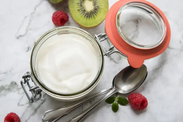 Derzeit im Supermarkt oft vergriffen: Wer Skyr mag und Mühe nicht scheut, kann das Milchprodukt auch selbst herstellen. (zu dpa: «Skyr selbst herstellen - wie geht das?») | Foto: dpa