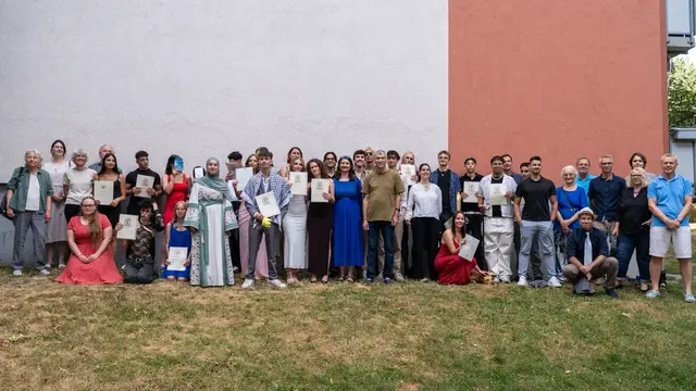 Die erfolgreichen Absolvent*innen zusammen mit den ehrenamtlichen Lehrkräften. | Foto: Gerhard Friederici / Das andere SchulZimmer