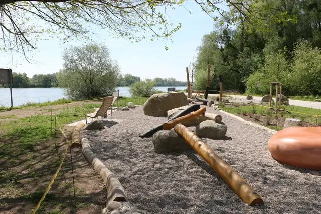 Schatten, chillige Sitz- und Liegegelegenheit, die Frische des Rheins und Schatten unter Bäumen bietet das Rheinvorland bei Leimersheim, das nur eine Radtour entfernt ist. | Foto: Heike Schwitalla