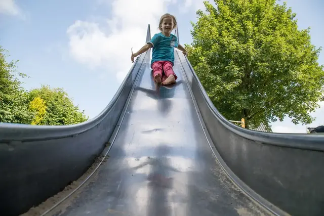 Gefahr für Kinder: Auch Spielgeräte wie Metallrutschen können sich bei direkter Sonneneinstrahlung stark aufheizen. | Foto: dpa
