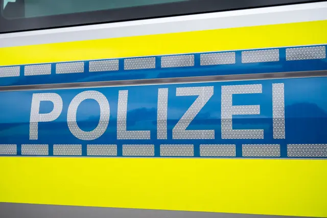Auf einer Autobahn hat es einen Unfall mit einem Pferd gegeben. (Symbolbild) | Foto: Daniel Vogl/dpa