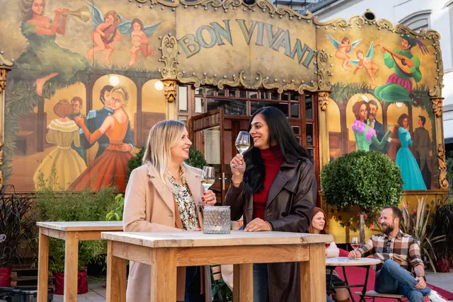 Der nostalgische Spiegelpalast „Bon Vivant“ auf dem Hetzelplatz wird auch in diesem Jahr wieder zum Mittelpunkt des w.i.n.e.FESTivals. | Foto: Stadtmarketing, Daniel Löwedey