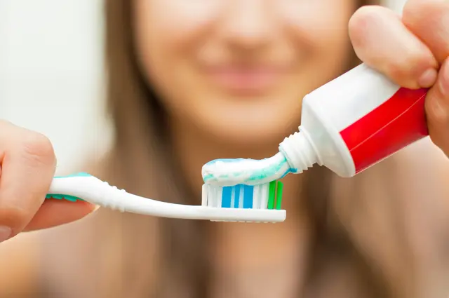 Bei Junior Zahnpasta ist besonders der Fluoridgehalt wichtig, wie Öko-Test informiert. | Foto: TomFreeze/stock.adobe.com