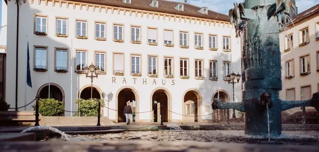 Die Stadtverwaltung Frankenthal passt wegen der angekündigten Hitzewelle die Öffnungszeiten mehrerer Ämter an. Auch das Wertstoffcenter bleibt zeitweise geschlossen. | Foto: Sebastian Weindel, © Sebastian Weindel