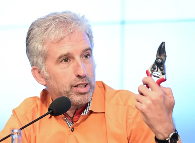 Kein radikaler Kahlschlag, sondern gezielte Eingriffe: Palmer brachte als Symbol für seinen Ansatz beim Bürokratieabbau die Baumschere seines Vaters mit. | Foto: Bernd Weißbrod/dpa