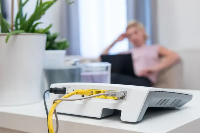 Gehört nicht in den Schrank: Gerade bei hohen Temperaturen sollte der Router möglichst frei und fern direkter Sonneneinstrahlung stehen. (zu dpa: «Hitze-Koller vermeiden: Der Router muss an die frische Luft») | Foto: dpa